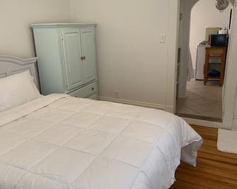 Charm and Comfort only 3 Blocks from Cheyenne Med Center & Downtown - Cheyenne - Bedroom