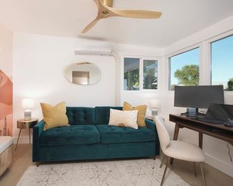 Casa de Murales - Mountain Views & Festival fun in tranquil Indian Wells - Indian Wells - Living room