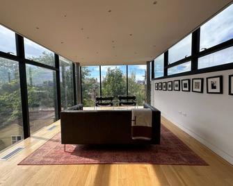 Renovated Victorian filled w/ art, views, beautiful furniture & hot tub/yard - Denver