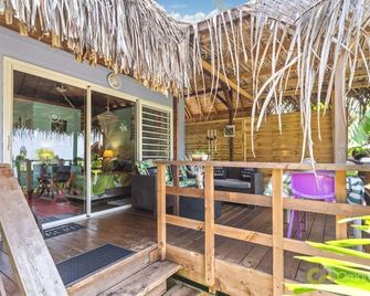 Romantic Beachfront Escape with Modern Comforts - Haapiti - Patio