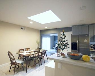 Charming house Master BR in fabulous Fremont with WiFi and AC 安靜乾淨大主臥 - Fremont - Dining room