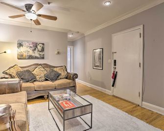 Hoboken Condo Walk to Public Transit! - Hoboken - Living room