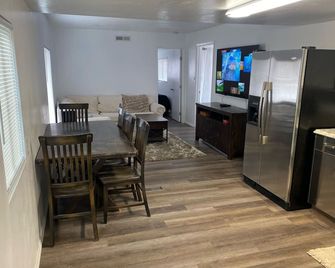 Remodeled mobile 2 min from reds marina and aux dam - Lake Isabella - Comedor
