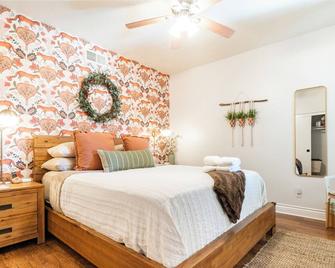 Entire Casita and Cal king bed, sofa bed and kitchen just minutes from Temecula. - Murrieta - Bedroom