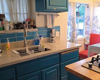 Sunny upstairs apartment 6 blocks from beach - Santa Monica - Keittiö