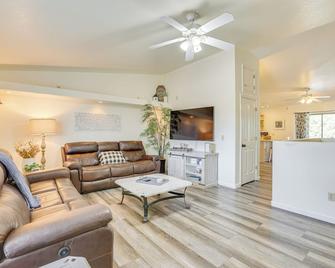 Hike, Sled and Snowshoe! Family Retreat in Payson - Payson - Вітальня