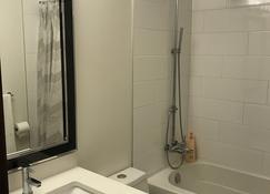 Spacious, Newly Renovated 3bd, 1ba In Yorkton - Yorkton - Bathroom