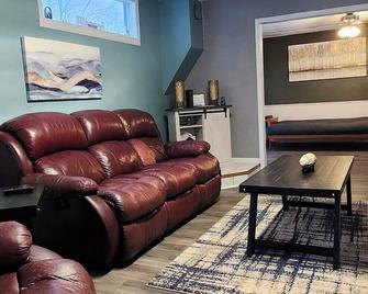 Comfortable 2 Bedroom Home in Historic Hibbing - Hibbing - Living room