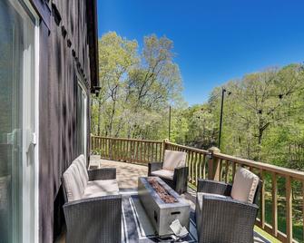Fire Pit and Community Perks Murphy Family Cabin! - Murphy - Balkon