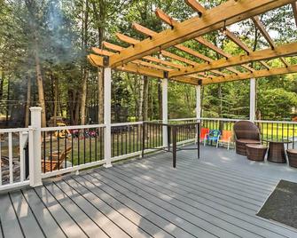 Game Room and Yard Family Paradise in Pocono Summit - Pocono Summit - Balcón