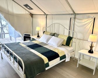 Lakefront Glamping Tent w/ensuite bathroom, King Bed, Fabulous View, near Acadia - Ellsworth - Slaapkamer