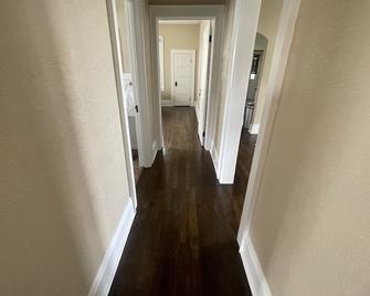 Cute 2 bed 1 bath with off street parking - Saint Albans - Hallway