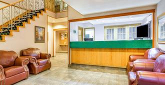 Howard Johnson by Wyndham Fort St. John - Fort St. John - Front desk