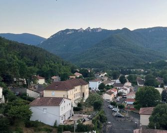 Charming Townhouse with Stunning Pyrenees Views - close to a swimming pool - Sleeps 6 - Axat - Vista del exterior