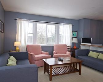 Relax in the Country - Peace, quiet and family friendly - Chatham - Living room