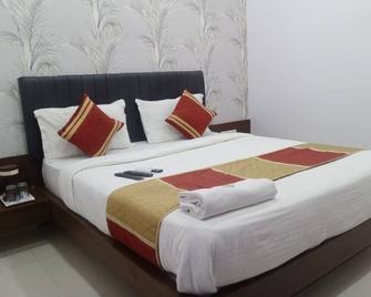 Hotel Laxmi Palace - Ānand - Schlafzimmer