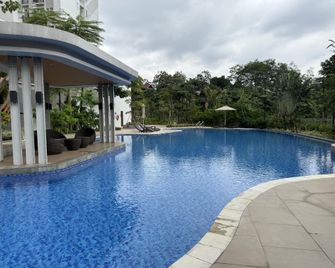 Apartemen Podomoro Golf View - By Id Room - Bogor - Zwembad