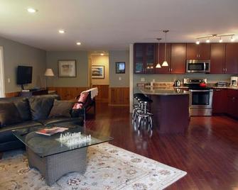 15% off, 6 nights. Fishing & Family. Pets OK. Mt. Shasta - McCloud 2.5 Acres - McCloud - Sala de estar