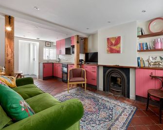 Pearls Cottage - Farnham - Living room