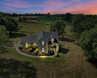 Peace and Quiet Close to Louisville - 80+ Acres - Shelbyville - Gebouw