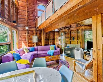 Pura Vida - Ocean Beach - Living room