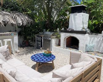 Malecon Beach House with beautiful backyard. Steps from the Caribbean ocean. - Patillas - Patio