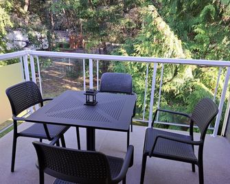 1 Bedroom Condo Near Rathtrevor Beach - Parksville - Balcony