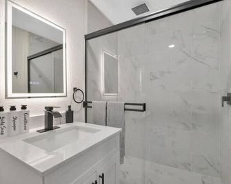 Walk to Stadium, 2 Parking spots, Dog Park, BBQ - Tampa - Baño