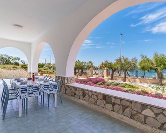 Villa Giusy by BarbarHouse - Marina di Mancaversa - Patio