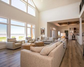 Paradise Found - Luxury Oceanfront Beach House In Souris Pei - Souris - Living room