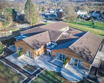 Suite 6 - Sleeping Giant Hotel - Pen Y Cae Inn - Brecon - Building