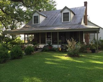 Vintage Home and Spacious Grounds - 'mini-fest' area - 3 night Min. - - Houma - Bâtiment
