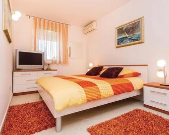 1 Bedroom Nice Apartment In Njivice - Njivice - Sypialnia