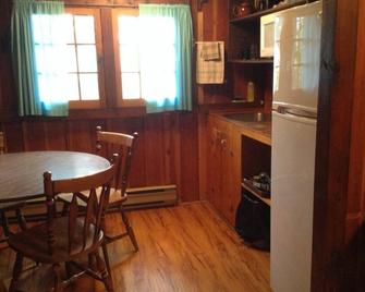 Bungalow #4 sleeps 4 - Brisco - Dining room
