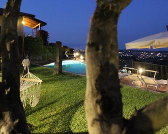 Open Land Holiday House - Fiumefreddo di Sicilia - Басейн