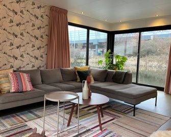 Unieke woonark met privétuin en free parking. - Rotterdam - Sala de estar