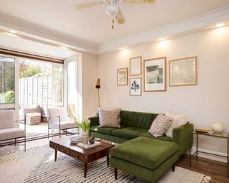 The Randall Retreat Spacious 4bdr Home With Garden - London - Living room