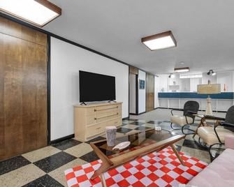 The Nifty Fifties in a Quiet Location - Cedar Rapids - Living room