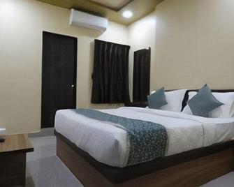 Hotel Silver Palace - Himatnagar - Bedroom