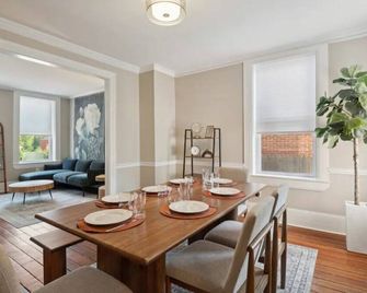 Apricity Home in West Chester Hot Tub & Parking - 웨스트 체스터 - 다이닝룸