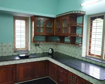 Cheerful 2-bd house near Trivandrum city. - Thiruvananthapuram - Küche