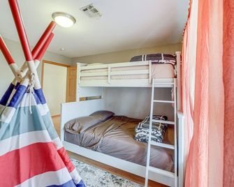 Game Room and Large Yard Vinita Farmhouse! - Vinita - Bedroom