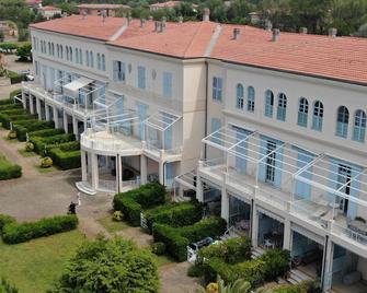 Principi di Piemonte con Piscina - Tirrenia - Edificio