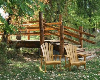 Cozy and Clean Cabin Thirty Minutes from Mt Rushmore - In Rapid City On Canyon Lake Thirty Minutes from Mt Rushmore - Rapid City - Patio