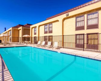 Baymont by Wyndham Amarillo East - Amarillo - Piscina