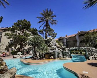 Lovely condo! Walking distance to the Strip with pool and spa - Las Vegas - Pool