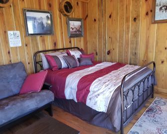 Rustic Cabin Located in the peaceful Texas Hill Country - Comfort - Habitación