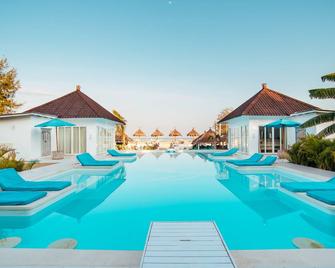 New beachfront villa in Gili Trawangan: 7-9 bedrooms - pool - - Gili Trawangan - Piscina
