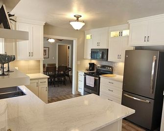 Elegant 5-bedroom house in Sioux Center near Dordt University and downtown. - Sioux Center - Cocina