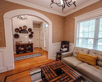 Cozy Cactus Retreat-Family Friendly 4 bed/2bath near St. Joseph/Savannah, MO - St Joseph - Living room
